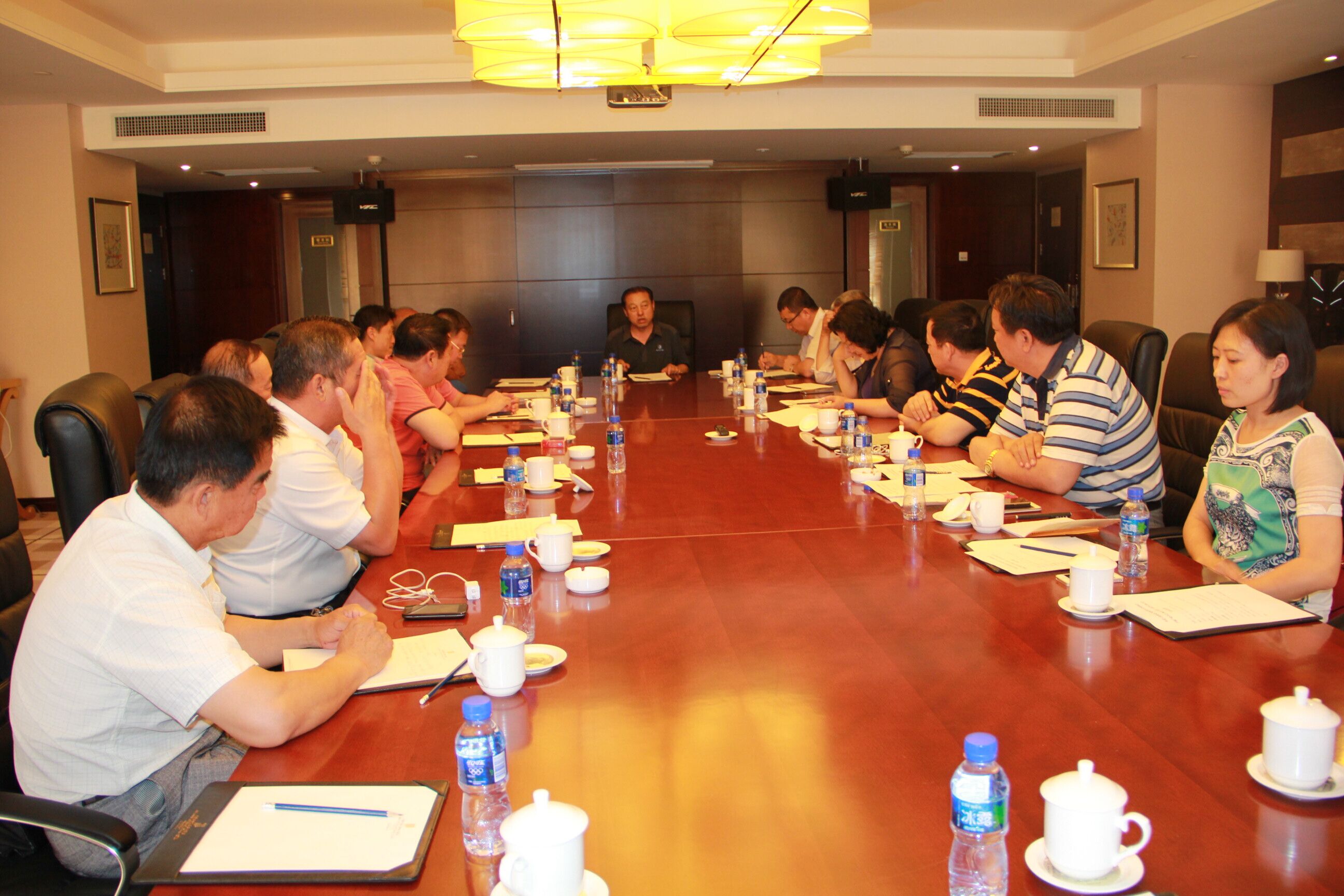 內(nèi)蒙古農(nóng)牧業(yè)產(chǎn)業(yè)化龍頭企業(yè)協(xié)會羊絨產(chǎn)業(yè)分會2015年第一次會長辦公會在呼和浩特順利召開