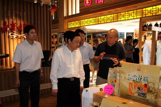 農(nóng)業(yè)部副部長屈冬玉參觀考察全國農(nóng)業(yè)優(yōu)質(zhì)農(nóng)產(chǎn)品精品館-內(nèi)蒙古精品館