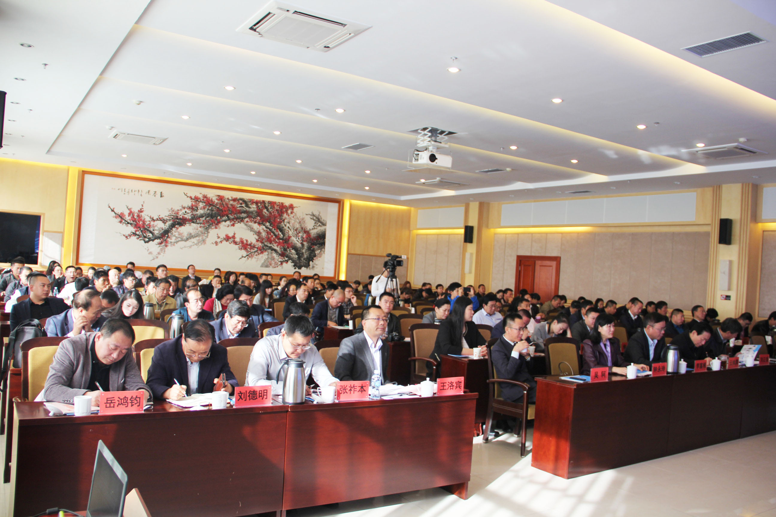 現(xiàn)代傳媒與互聯(lián)網(wǎng)應(yīng)用培訓(xùn)會(huì)在呼和浩特順利召開(kāi)