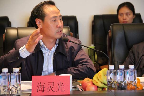 海南省內(nèi)蒙古商會(huì)會(huì)長(zhǎng)、內(nèi)蒙古農(nóng)牧業(yè)產(chǎn)業(yè)化龍頭企業(yè)協(xié)會(huì)海南辦事處主任海靈光介紹對(duì)接情況.JPG