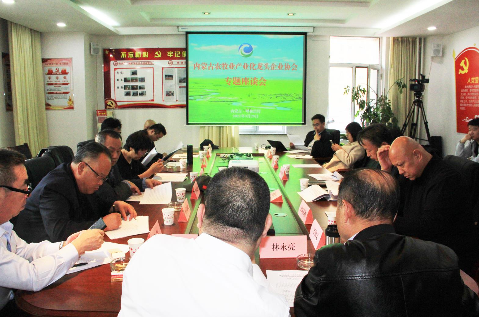 建言獻策，充分發(fā)揮協(xié)會的組織協(xié)調(diào)能力